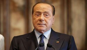 Silvio Berlusconi con espressione seria