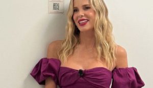 Alessia Marcuzzi con capelli ondulati e abito viola