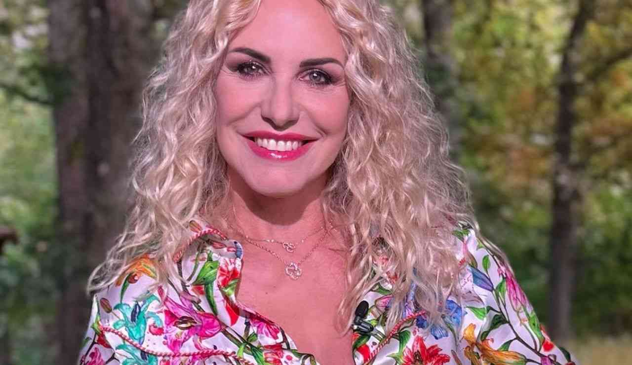 Antonella Clerici a È sempre mezzogiorno con camicetta a fiori