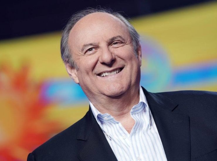 Gerry Scotti sorridente in TV