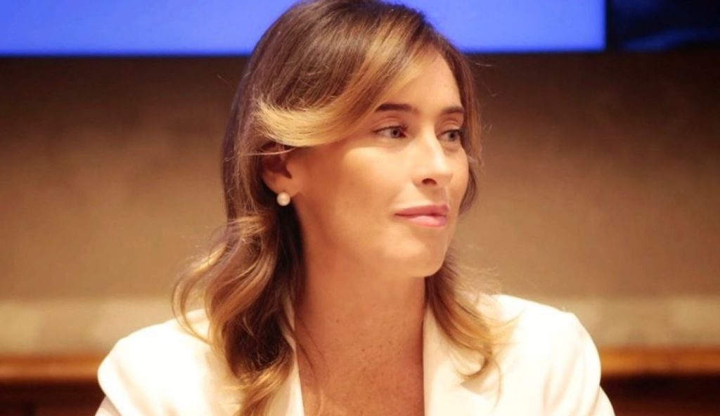 Maria Elena Boschi con sguardo distratto