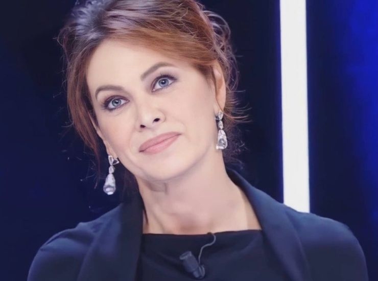 Elena Sofia Ricci in Tv con espressione pensierosa