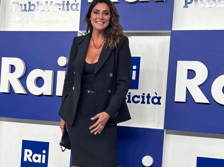 Elisa Isoardi indossa un outfit total black all'evento Rai